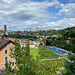 Unterwegs in Freiburg (Fribourg) - Blick auf den Sportplatz und das Schwimmbad Motta in der Unterstadt.