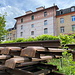 Unterwegs in Freiburg (Fribourg) - Blick über die Gleisjoche für eine mögliche Museums-Tram, hinten sind die historischen Gebäude (offenbar der Schokladenfabrik) zu erahnen.