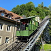 Unterwegs in Freiburg (Fribourg) - Ein Wagen der Standseilbahn kurz vor Erreichen der Talstation. Die Gleisanlage befindet sich hier auf einer Stahlkonstruktion.