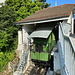 Unterwegs in Freiburg (Fribourg) - Blick auf die Bergstation in der Oberstadt, St. Peter (St-Pierre), in der sich gerade ein Wagen befindet.