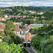 Unterwegs in Freiburg (Fribourg) - Blick über die kreuzenden Wagen der Standseilbahn, während hinten u. a. das Motta-Bad und das gegenüberliegende Saane-Ufer zu sehen sind.