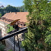 Unterwegs in Freiburg (Fribourg) - Blick auf die Standseilbahn, deren Trasse größtenteils aufgeständert ist (hier an der Talstation).