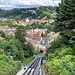 Unterwegs in Freiburg (Fribourg) - Blick von der Berg- zur Talstation über die Gleisanlage der Standseilbahn. Die Treppen für Fußgänger verstecken sich links in den Büschen.