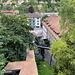 Unterwegs in Freiburg (Fribourg) - Blick aus der parallelen Treppenanlage (vorn ist deren Überdachung zu erahnen) zur Talstation Standseilbahn.