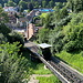 Unterwegs in Freiburg (Fribourg) - Blick auf die beide "Funi"-Wagen zu Beginn des Kreuzens an der Ausweiche.