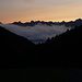 Aufstieg über die untere L'Au de Morge: über dem Lac Léman hat sich in der kalten Bisenluft eine Wolkenschicht gebildet, am Horizont erwachen in der Dämmerung die Préalpes zwischen Moléson und Rochers de Naye