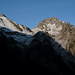 Vom noch im Schatten liegenden Lanche geht der Blick nach SW zur Pointe des Pavis bzw. zum Saix de Bise und zum Roc du Château d'Oche - dahinter der Dent d'Oche -, dazwischen der Col de Pavis, die bereits von der Morgensonne beleuchtet werden