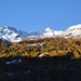 die Lärchenwälder leuchten goldig,
und ergeben zusammen mit dem neuschneebedeckten Ems- und Brunnethorn und dem Blau des Himmels ein farbenprächtiges Herbstbild