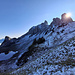 Kurz vor dem Pas de Lovenex: der bereits ordentlich liegende Schnee verzaubert den Creux von Lovenex in eine Märchenlandschaft. Über dem Lac de Lovenex der Rocher de la Croix, in der Mitte der Mont Gardy und rechts über dem Pas der Sé Villemod vor der aufgehenden Sonne