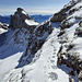 Ausgesetzte, aber ebenfalls gut gespurte Schlusspassage zum Pas de Chaudin, darüber die Rochers de Chaudin, dahinter die Waadtländer Voralpen und Alpen, am Horizont links die Berner, rechts die Walliser Alpen