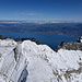 "Die drei Jahreszeiten" im N von Les Cornettes de Bise: vorne frühwinterlich die Tête de Lantesnaire und die Crête du Vélan, dahinter herbstlich die Kette zwsichen Mont Gardy und Pointe de Pétalouse, darunter der azurne Lac Léman mit dem spätsommerlichen Lavaux, am ewigen Horizont der Waadtländer, Neuenburger und Berner Jura