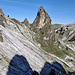 Blilck vom Pas de Lovenex zurück zum Col de la Croix: in Bildmitte die beiden Miettes, davor der coupierte Schatten des Sé Villemod, rechts über dem Pass der Plan du Pré, dahinter die Pointe de Pétalouse