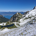 Abstieg vom Col de Bise Richtung Chalets de Neuteu: rechts über dem See der Col de la Croix mit links dem Plan du Pré, rechts darüber Dent und Crête du Vélan, links Le Bron und Pointe de L'Aritte, über dem Lac Léman u.a. Vevey und die Préalpes mit dem verschneiten Vanil-Noir-Massiv, links hiner Les Pléiades und Niremont der Berner Jura