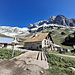 Ankunft bei den malerisch gelegenen Chalets de Bise: in der MItte das Refuge, darüber nochmals Les Cornettes de Bise, Tête de Lantsenaire und P. 2164 