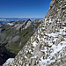 Delikater Abstieg durch das steile Couloir de Séraukin: unten die Strasse zu den Chalets de Bise, darüber nochmals die elegante Pointe de Bénévent