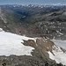 Am Südgrat angekommen. Blick hinunter über den Ostgrat. Hinten das weit entfernte Obergurgl, darüber die Stubaier Alpen. 