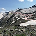 Blick zurück Richtung Schalfkogel. Meine ungefähre Route bis zum Ostgrat ist rot eingezeichnet. Im hinteren Teil ist die mögliche Variante durch flacheres Gelände grün eingezeichnet, im vorderen Teil gäbe es ebenfalls noch eine Variante über das sehr offensichtliche Band "eine Etage" tiefer. Die Rippe lässt sich wohl nur an der einen Stelle auf ca. 3100m vernünftig queren. 