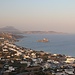 Dikeosgebirge, unten Kamari mit dem Agios Stefanos Strand mit Insel