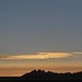 Die unterhalb des Horizonts stehende Sonne bestrahlt bereits Wolken und erzeugt eine betörende Lichtstimmung 