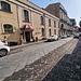 Vulkanasche bedeckt die Strasse, wo mein Hotel liegt. In Strassenmitte wurde die Asche mit einer Strassenwischmaschine entfernt