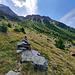 Vallon de Gattunbrunnä, le cairn indique l'intersection pour le Bätzlerfridhof (à l'est).<br />