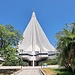 Die 1953 erstellte Kirche "Santuario della Madonnina Lacrime" prägt die Silhouette von Siracusa. Es ist ein 76m hoher, moderner Betonbau.  