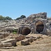 Das sog. "Grab des Archimedes" in Siracusa (rechts) im Archäologischen Park erkennt man gut an der Giebelfassade. Der berühmte Physiker und Mathematiker der Antike (287 bis 212 v.Chr.) stammt zwar aus Syrakus, er wurde jedoch nicht in diesem Grab beigesetzt.  