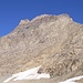 Die Südwand der Parseierspitze, wo ziemlich zentral die markierte Normalroute hinaufzieht (Einstieg links der Bildmitte, im oberen Teil dann diagonal hin zum Gipfelkreuz)