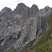 Unterhalb von Schwarzloch- und Stierlochkopf durchläuft der Augsburger Höhenweg einige steile und abschüssige Passagen