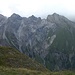 Von der Ansbacher Hütte aus lässt sich gut der mühsamste Teil des Augsburger Höhenwegs studieren, der im "Stierloch" mehrere steile Rinnen quert