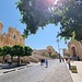 In Noto liegen geistliches und weltliches Machtzentrum einander gegenüber (links die Kathedrale San Nicolo, rechts der Palazzo Ducrezia). Baumaterial war der honiggelbe Sandstein. 