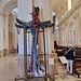 Beklemmendes Kreuz, erstellt aus Holzplanken von im Mittelmeer gestrandeten Flüchtlingsbooten in der Kathedrale San Nicolo in Noto des Künstlers Elia Li Gioi, erstellt im Jahre 2016  