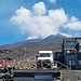 Bergstation der Seilbahn mit dem rauchenden Ätna, der hier noch etwa 3.5 km entfernt ist