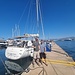 Dominik und David posieren vor der Segelyacht "Maladroxia" im Yachthafen von Milazzo