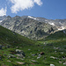 Auf etwa 2350m. Der Übergang auf den breiten Grat erfolgt in der sonnigen und schneegefüllten Scharte im rechten Bilddrittel, oberhalb des schattigen Grasbereeichs