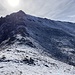 Nordostseitig geht der Schnee nicht mehr weg. Der Nordgrat zum Hinterbergkofel.