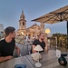 Aperitivo in der Altstadt von Palermo. Im Hintergrund die Kirche von San Domenico