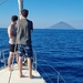 Der Stromboli mit seiner typischen Kegelform ist nun deutlich erkennbar
