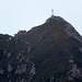 Lo zoom a catturare la cima ed il Rifugio Azzoni