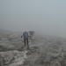 Auf stabilen Eis machen wir eine kleine Trinkpause. Die Sichtverhältnisse werden immer schlechter, aber aus der Gruppe gibt es kein Murren, jeder will hoch.