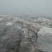 Graues Eis und Schneereste werden jetzt immer mehr. Teils gehen wir schon über stark unterhöhlte Schneebrücken um die Spalten zu überwinden. Für unseren weiteren Weg in Richtung Großvenediger gibt es jetzt keine Fotos mehr. Inzwischen haben wir Föhnsturm mit angekündigten 80 km/h, für einen sicheren Stand benötigen wir jetzt Hände und Füße und trotzdem wurde jeder mal von einer Böe aus der Spur geworfen.