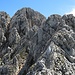 An der schräg aufgestellten hellen Platte im Vordergrund fanden wir den ersten Bohrhaken.
