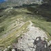 La cresta da cui scenderemo, con i rifugi Nicola e Cazzaniga in alto a sinistra.