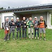 Foto di gruppo con postura a mimare la posa del «ferito».