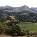 E dopo circa 2 h e 45’ di cammino, eccoci arrivare ad una bocchetta dalla quale si vede la nostra meta (la prima montagna a destra).