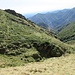 bisognava restare tra i rododendri e NON attraversare il solco, in questo modo alla strettoia si sarebbe arrivati da sinistra (in effetti poi abbiamo notato un sentierino nascosto, ma ormai eravamo di qua...); in ogni caso, nemmeno sul paglione del lato al sole ci sono problemi, la strettoia è comunque accessibile