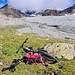 <b>Dal ponte che precede il rifugio svolto in direzione ovest lungo l’evidente sentiero no. 30. A circa 2735 m decido di parcheggiare la bici. Avrei potuto continuare fino al pianoro posto a 2800 m, ma non conoscendo il percorso, ho maturato questa decisione.</b>