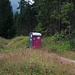 Toilettes incongrues (et très roses) au bord du chemin