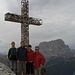 Familien-Gipfelfoto mit Kreuz und Langkofel im Hintergrund :-)