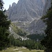 Aufstieg im Cunfinboden mit der Langkofelhütte im Blick